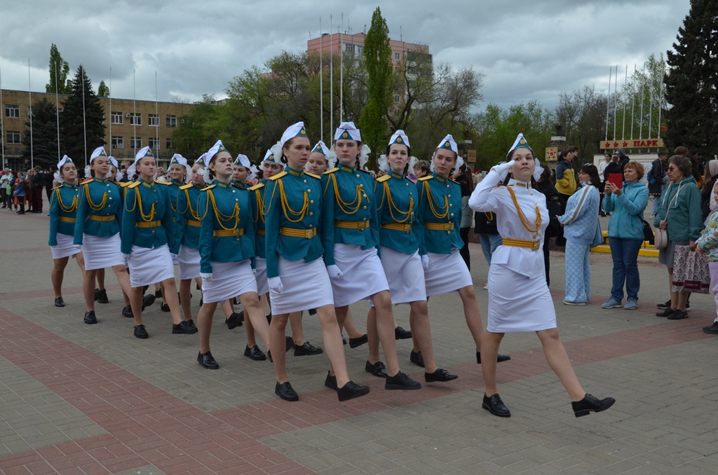 В Волгодонске школьники и студенты промаршировали с песнями по площади Победы