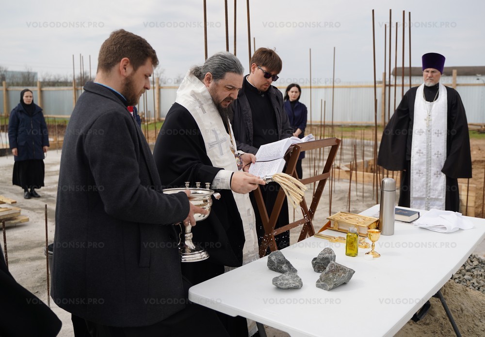 Епископ Антоний освятил в Волгодонске закладной камень будущего храма на городском кладбище №3