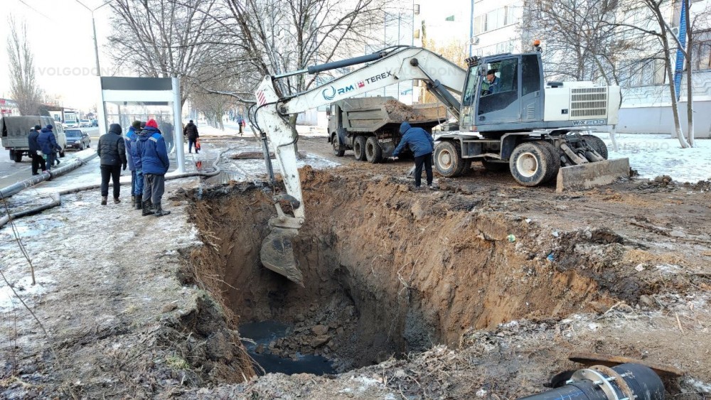 В Волгодонске траншею после ремонта аварийного коллектора обещают закопать в течение месяца