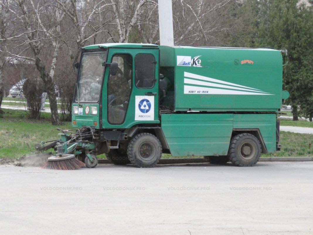 В Волгодонске не успевают чистить дороги и вывозить мусор с городских кладбищ