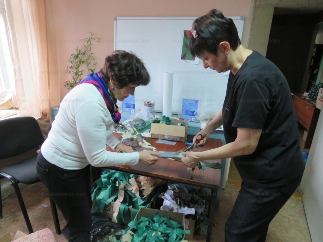Жительницы Волгодонска своими руками плетут маскировочные сети для бойцов СВО
