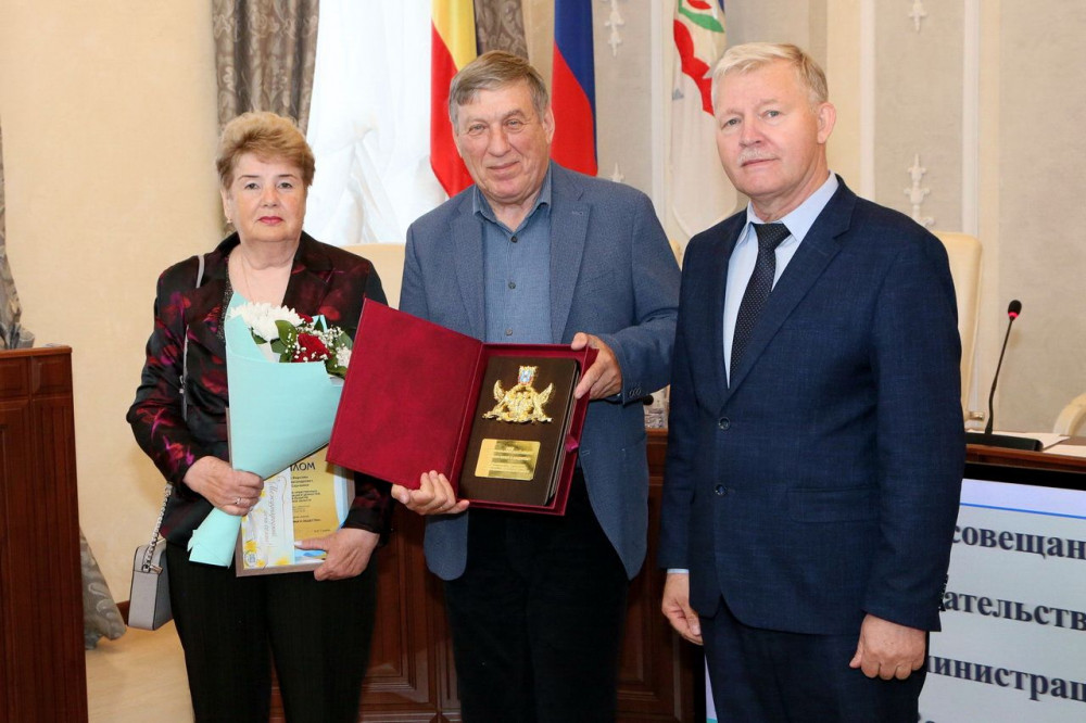 В Волгодонске семьи Фирсовых и Букал получили награды от губернатора
