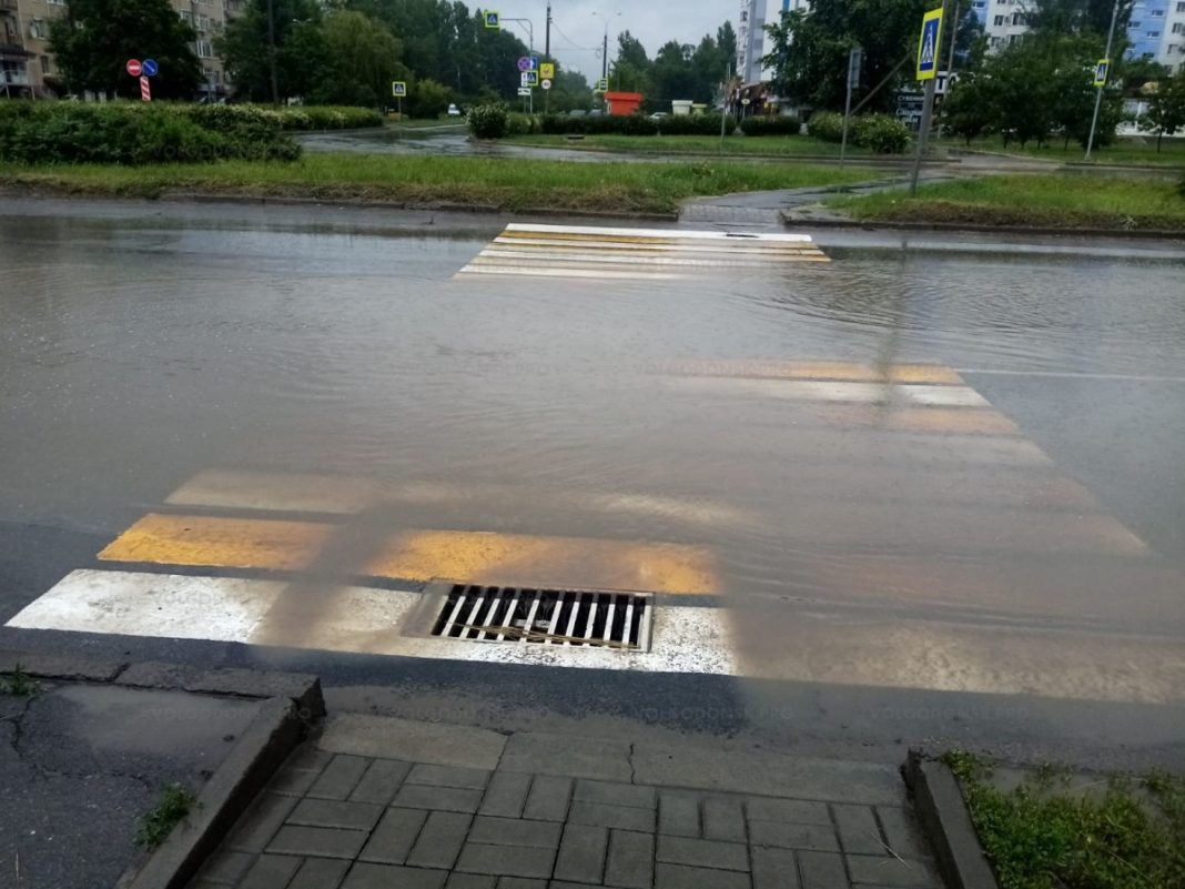 В Волгодонске многие пешеходные переходы ушли под воду